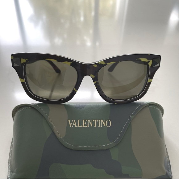 VALENTINO V670SC Camouflage Rockstud Sunglasses - Picture 5 of 16